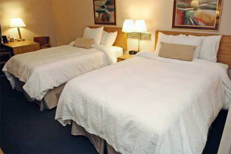 Hampton Inn Appleton-Fox River Mall Area Room photo